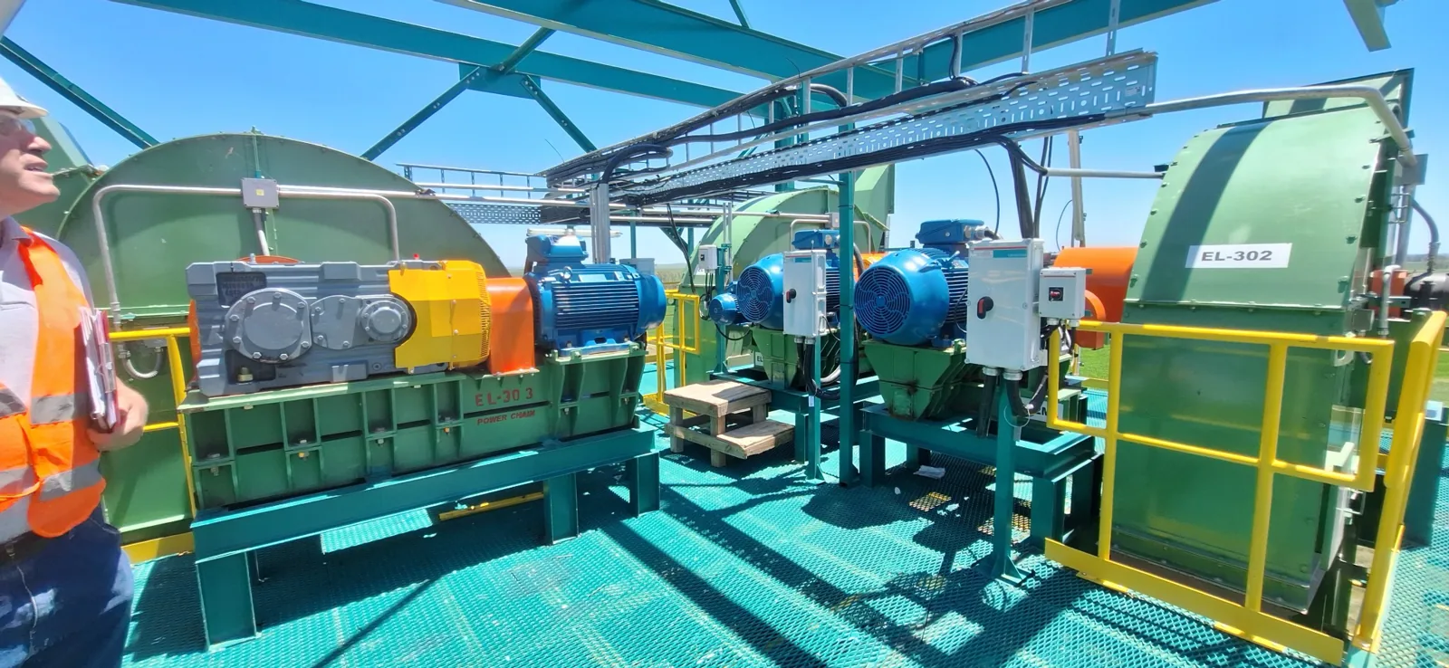 Motores y equipos industriales en una instalación