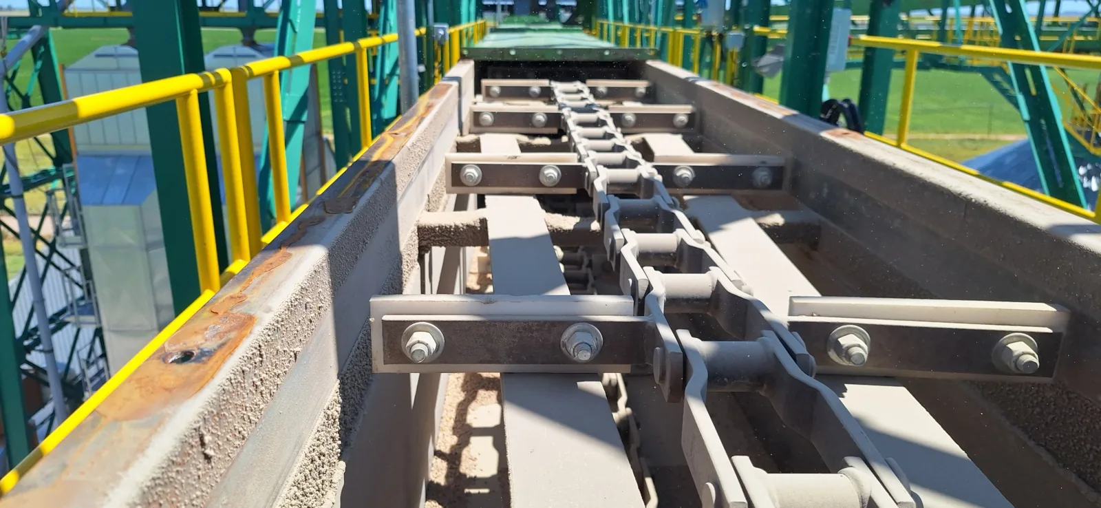 Detalle de cadena y paletas de un transportador